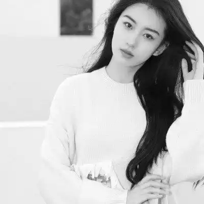 黑白高冷女生头像,最新整理气质黑白女头

