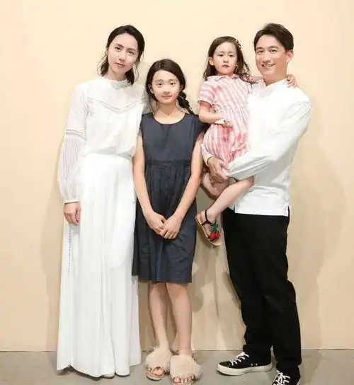 长得风情万种,情史却很干净的8位女星,个个与丈夫相守二十多年
