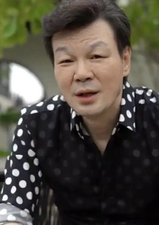 主持人李彬自曝患大病,吃药肿成眯缝眼憔悴不堪,中秋节在医院过
