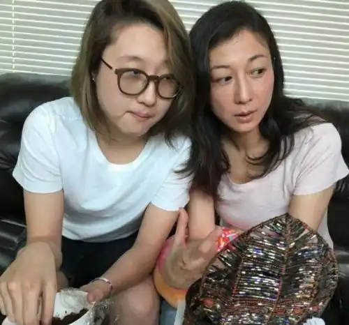 成龙19岁私生女吴卓林宣布与31岁网红女友结婚,网友评论扎心了
