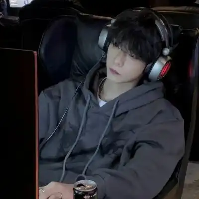 2023帅气稳重男生头像
