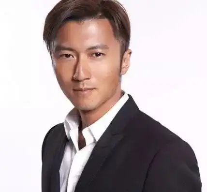 谢霆锋组饭局成电灯泡,四对夫妇恩爱亮相网友喊话王菲去哪了
