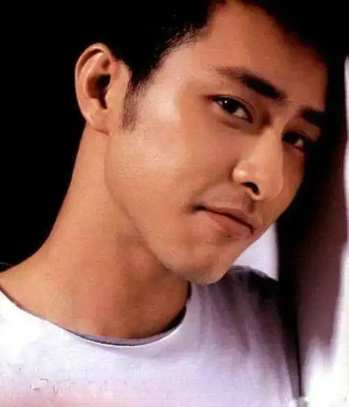 惨被解约40岁小梁朝伟变油腻大叔,复出半年只赚几百,北漂5年还啃老
