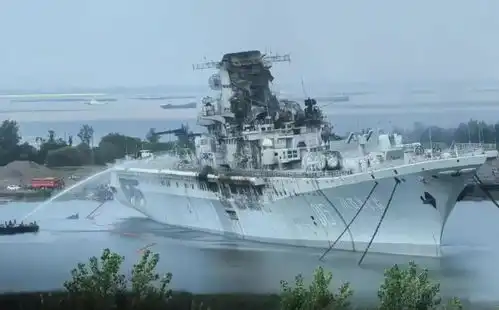 震惊中国明斯克航母维修过程中起火,船体大角度倾斜,随时翻船
