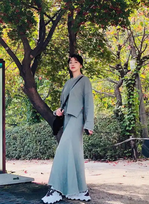 75后陈紫函好会穿造型成熟又耐看,果然时尚面前不分年龄
