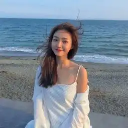 海边玩耍的女生高清图片
