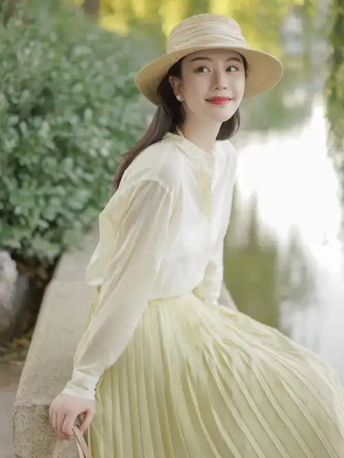 小个子女生这样穿搭显高显瘦,白色衬衫搭配百褶裙温柔优雅,真美
