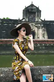 秦海璐古堡复古写真风情万种黑超遮面身姿曼妙
