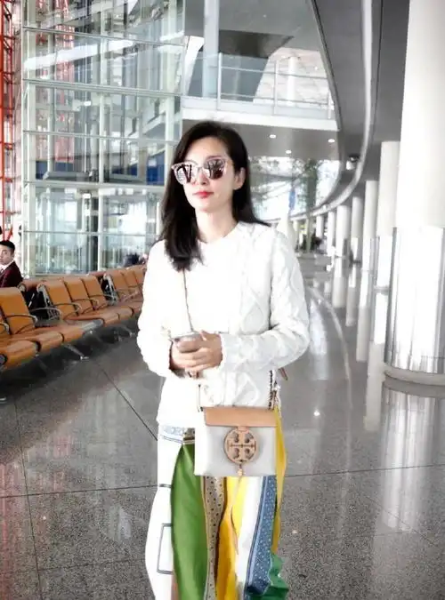 李冰冰低调但气质出众,白色毛衣配丝巾裙,黑长发优雅得刚刚好
