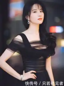 刘亦菲露肩黑色连衣裙,气质慵懒时尚,网友们请求刘亦菲多发照片
