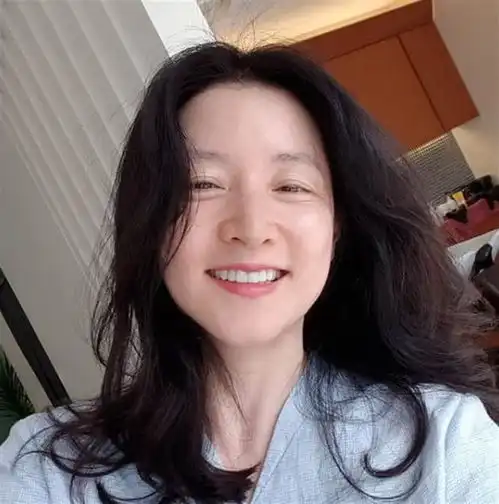 49岁李英爱素颜逛超市被偶遇,穿搭朴素,衰老迹象明显但气质犹存
