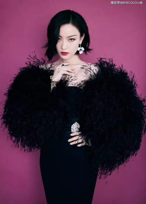 倪妮黑色束腰裙造型风情万种
