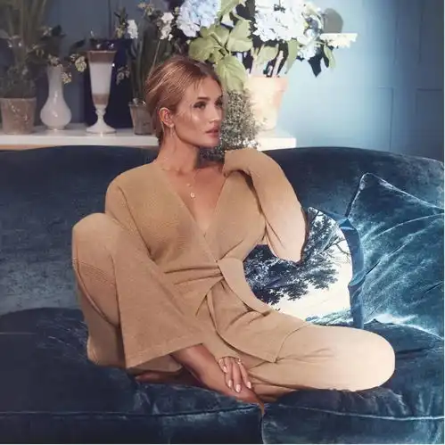 为什么有的毛衣看起来很高级女明星穿搭告诉你,小心机多着呢
