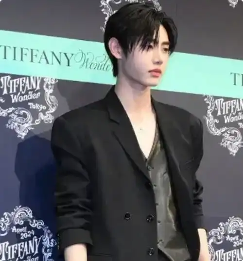 东京红毯日韩女星风情万种,但唐嫣一出场,东方美让全世界惊艳
