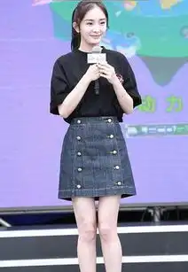 杨幂出席活动梳马尾秀细腿面露微笑气色好
