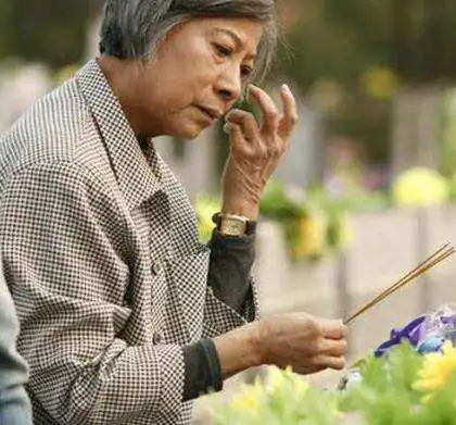 常青绿叶罗兰,从业60余年66岁成影后,古天乐视她为亲人得到刘德华敬重