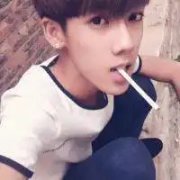 最热男生qq头像爱你在心口难开
