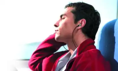 吃惊男子经常戴耳机听歌,结果耳朵里天天叫声不停这种病很难治
