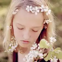 戴花的欧美女生头像气质范落花非无意却只随波流
