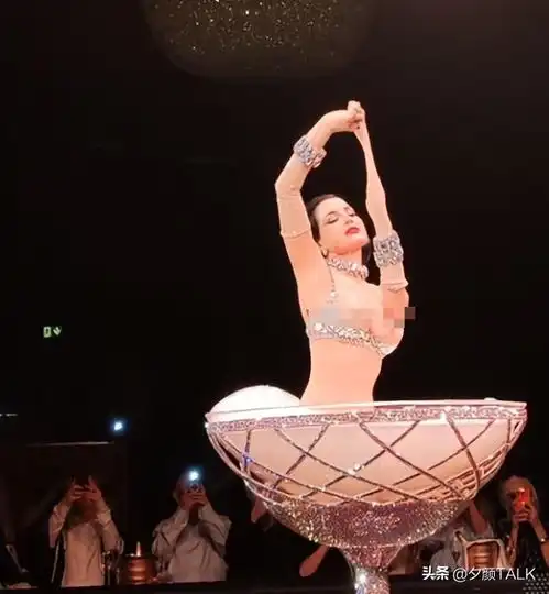 太辣眼从巴黎时装周的一丝不挂,我看到了一场国王的新衣秀
