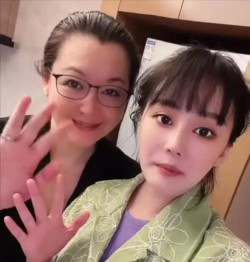 赵本山老婆透露女儿整容,花30万修鼻子,脸上打针令人担忧
