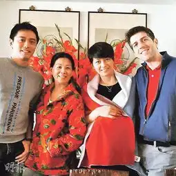 梁咏琪挺孕肚与家人团圆获老公贴心陪伴
