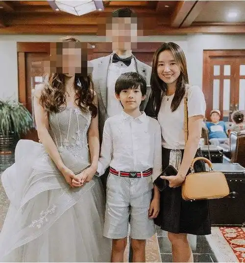 有种高颜值叫董洁儿子,完美遗传母亲美貌,帅成校园剧男主角

