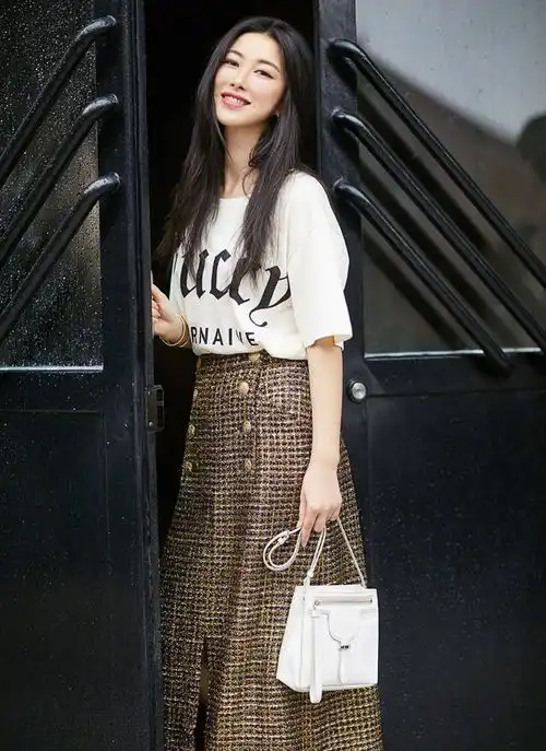 朱珠不愧是人间尤物,深v西装领口开到腰,35岁美得风情万种
