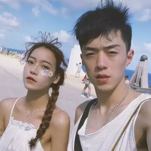 情侣头像没有人喜欢孤独只是不愿失望
