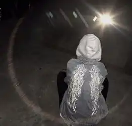 qq头像女生背影带帽子清晰
