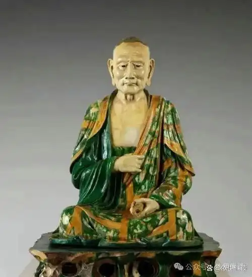 2012年法国吉美博物馆女孩看见一个罗汉雕像,吓得哇得大哭起来
