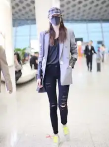 当166徐璐撞衫173关晓彤,才发现女人的气质比身高更重要
