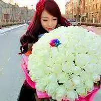 女生微信抱花头像女生抱着花束
