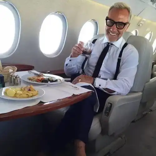 再不努力漂亮姑娘们就都要被大叔撩走啦
