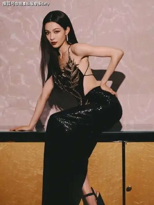 钟楚曦真的是越来越美,黑金藤蔓亮片礼服配黑长直女人味十足
