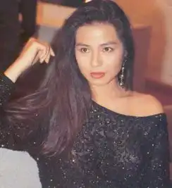 年近花甲长相并不出众的她越来越美被公认为性感女神
