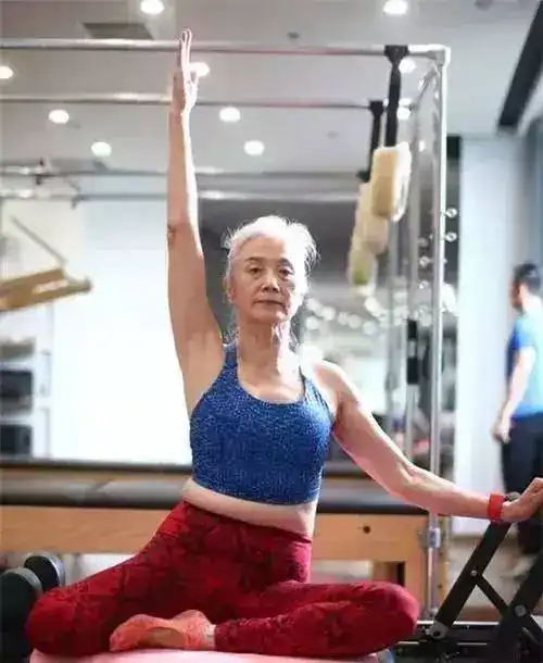 73岁的中国最美瑜伽奶奶,因癌变失去子宫却坚持瑜伽13年

