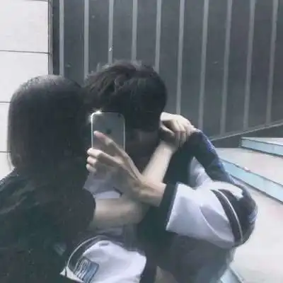 情侣接吻头像真人甜蜜2020情侣接吻头像一对两张
