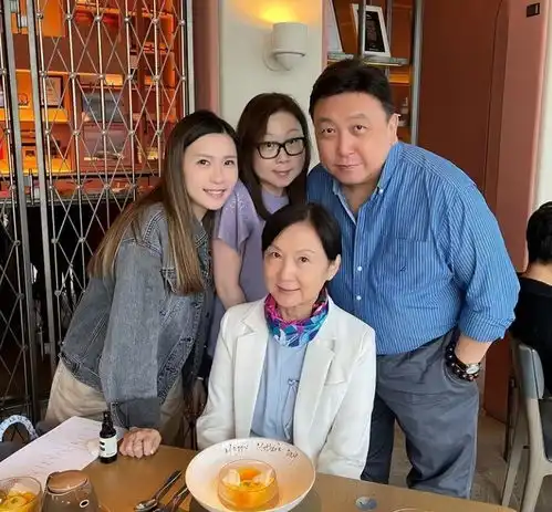 王晶全家合照曝光女儿美若天仙,妻子风情万种,只有他老态龙钟
