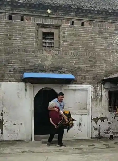 许昌市建安区椹涧乡南头村百年老宅与百岁老人的家庭故事
