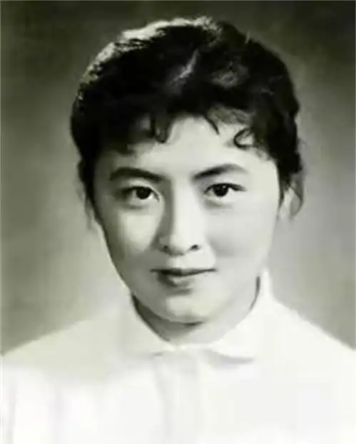 她是60年代第一美人,精神失常后丈夫仍不离不弃,于2000年去世

