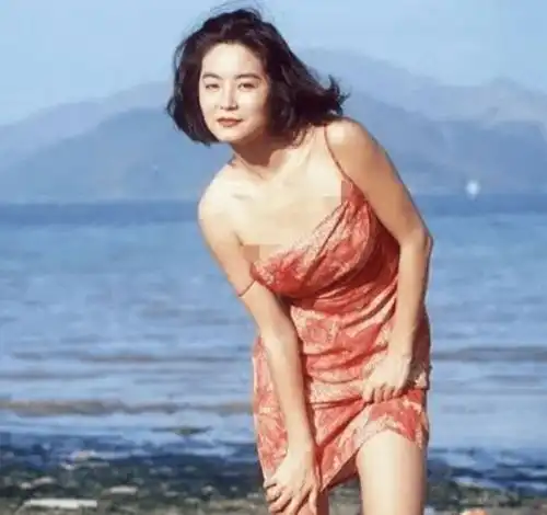 年轻时林青霞有多美穿印花裙美得风情万种,难怪40岁还能嫁富豪
