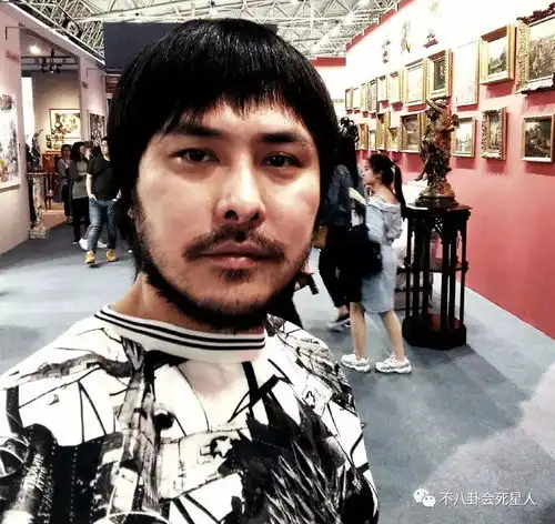 明星发福辣眼睛,王祖贤肚腩吓人文章老十岁,翻版梁朝伟变油腻大叔
