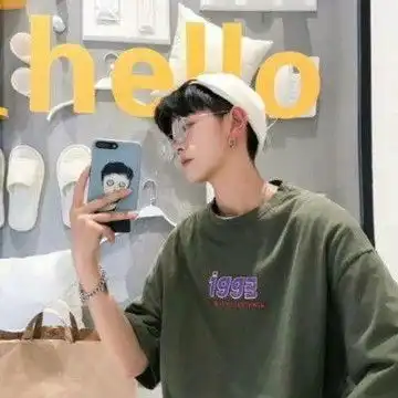 拿手机戴帽子男生头像
