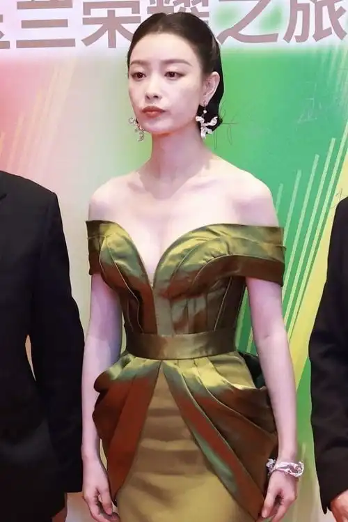 倪妮变身明媚复古女郎,搭配红唇风情万种,看着高级又有韵味
