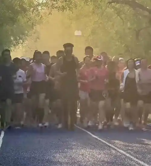 周润发带领众多粉丝集体晨跑场面壮观,网友大赞发哥接地气没架子
