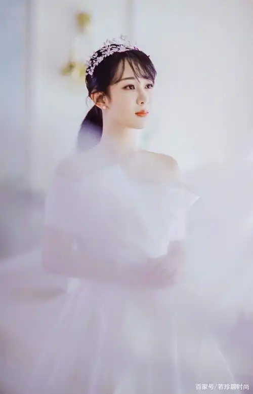 杨紫的身材真的很好,穿婚纱都能上热搜,气质又可爱又高级
