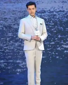 胡歌的络腮胡也让人觉得非常的有男人味了
