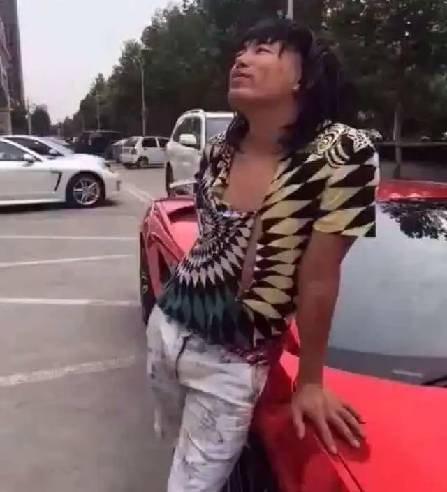 富二代假装乞丐开300万的超跑,这表情看着很腻味
