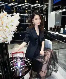 女星穿西装外套配裙子,杨紫演绎酷帅男友风,而他们更有气质
